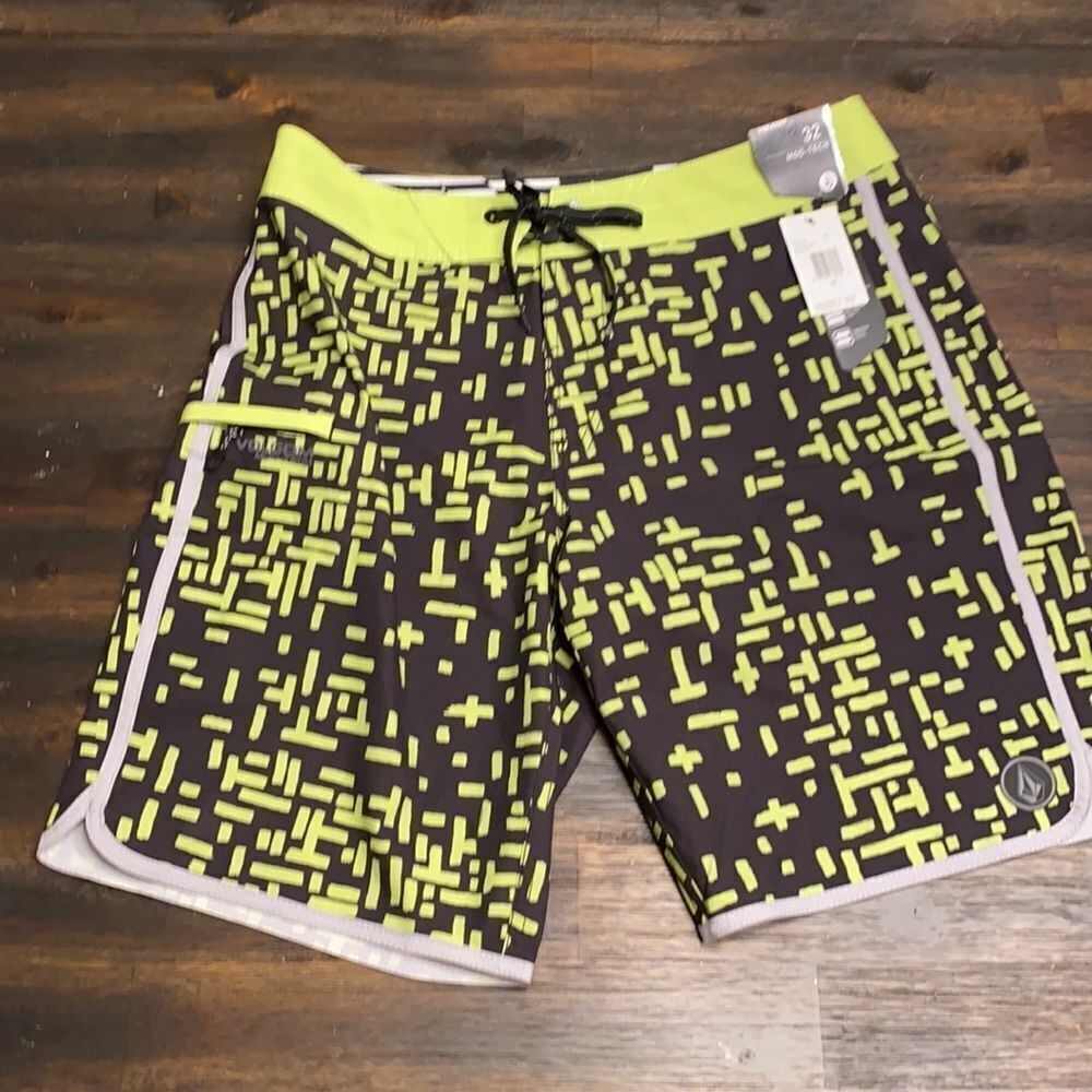 Volcom mod tech hybrid shorts size 32 NWT